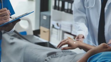 Doktor dijital tableti elinde tutuyor, yakın plan.