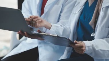 Doktor ve sağlık personeli bir şeyi tartışıyor ve tartışıyorlar