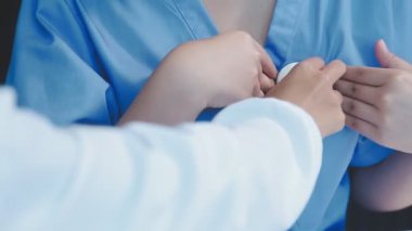 Hastanın üzerinde steteskop olan doktor eli.