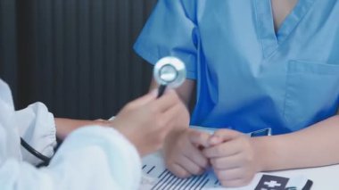 Doktor kalp atışlarını steteskopla kontrol ediyor..