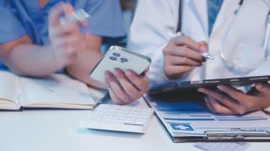 Doktorların ellerini cep telefonu ve dijital tablet kullanarak kapat