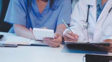 Kapalı - Doktorların elleri tableti tutuyor ve sonuçları tartışıyorlar
