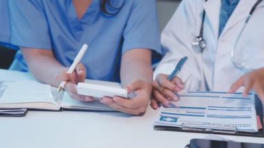 Doktor ve hasta masada otururken bir şey tartışıyorlar.