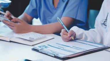 Doktor hastanede çalışıyor.