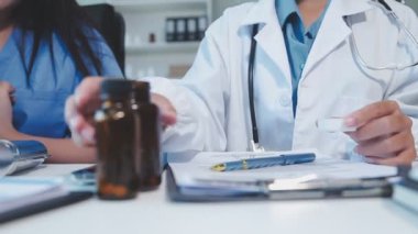 Kapat. Hapları ve hapları olan bir doktor. Sağlık ve İlaç.