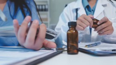 Tıp ceketli doktor elinde tablet ve hastanede tedavi için reçete yazıyor. Tıbbi konsültasyon için tıbbi konsept.