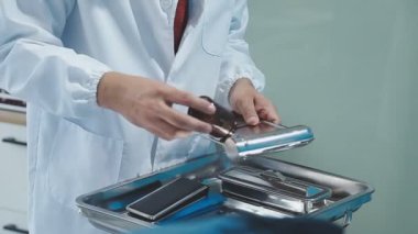 Doktor tıbbi tablet üzerinde çalışıyor.