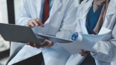 Ofiste dijital tablet bilgisayar kullanan doktor.