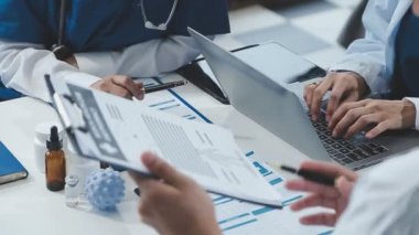 Hastanede çalışan doktorları kapatın.