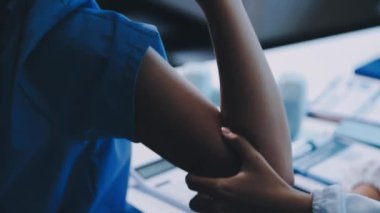 Kapalı - Kadın doktor eli klinikteki hastaya veriyor