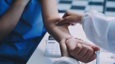 Doktor ve hasta hastanede.