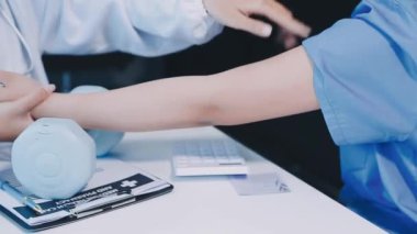 Bir doktorun elinde şırınga tutarken.