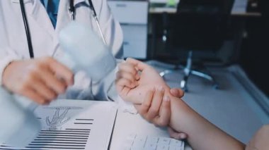 Doktor steteskop ve hasta elini tutuyor. Tıbbi sağlık ve tıbbi konsept