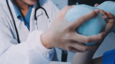 Steteskopla hastayı muayene eden doktor..