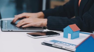 İş adamı ofiste dizüstü bilgisayarla çalışıyor.