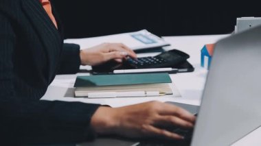 Ofiste elinde tabletle çalışan bir iş adamı.