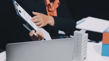 İş adamı proje üzerinde çalışıyor.