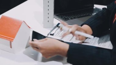 Kredi kartı tutan ve bilgisayar kullanan kadınların ellerini kapatıyoruz..