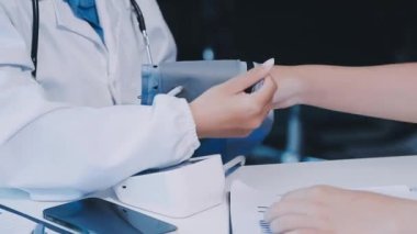 Doktor hastanede kan basıncını ölçüyor..
