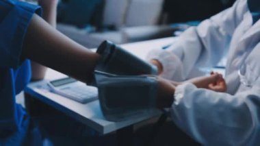 ofiste tıp doktoru.