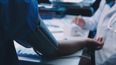 Doktor elleri tıbbi eldiven tutuyor.