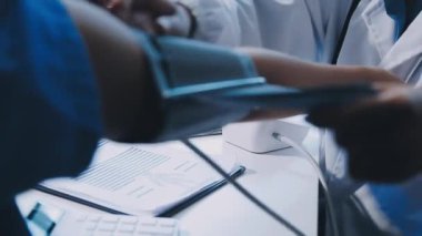 Doktor el ele tutuşup onaylıyor. Steteskoplu hasta