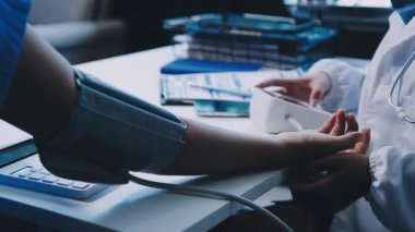 Dizüstü bilgisayarında kalemle tıp doktoru eli.