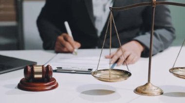 Mahkeme salonunda çalışan iş adamı avukat..