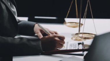 Belgeler, avukatlar ve hukuki tavsiyeler üzerinde çalışan iş adamları