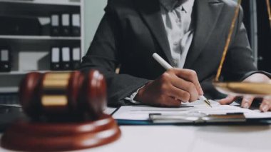 Yargıç Tokmak ve avukat ofiste çalışıyor. Hukuk ve adalet kavramı