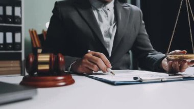 Ofiste çalışan bir iş adamı.