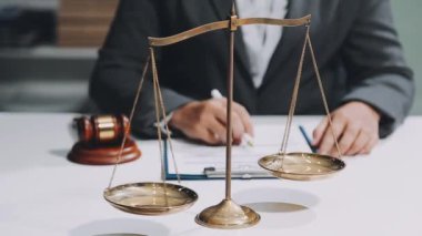 Avukat, avukat ve avukat, yargıç tokmak ve avukat mahkeme salonunda. Adalet, hukuk, terazi ve tokmak terazileri..