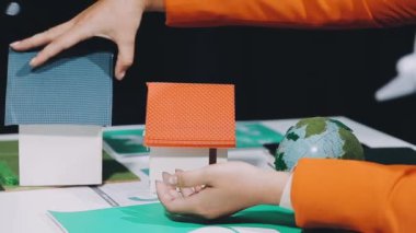 Tahta evi olan bir adam.