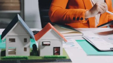 Tablet bilgisayarlı evde çalışan kadın