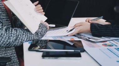 Yeni fikirleri ve iş stratejisini tartışan iş ekibini kapatın.
