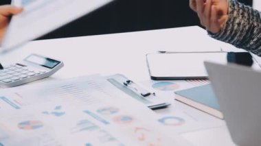 Ofiste çalışan bir iş kadını. iş ekibi