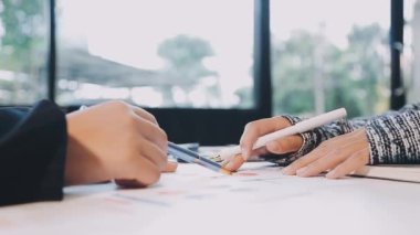 ofiste çalışan genç Asyalı kadın.
