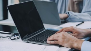 yakın plan - dizüstü bilgisayar kullanan iş adamı elleri