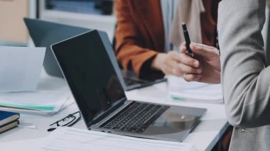 Modern ofis odasında dizüstü bilgisayar kullanan bir iş kadını. takım çalışması konsepti