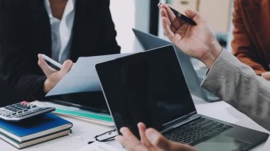 İş adamları büro masasında oturuyorlar..