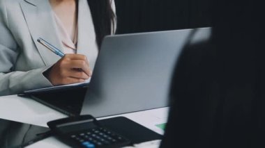 Ekranda mali tablosu olan akıllı telefon kullanarak iş kadınının elini kapat