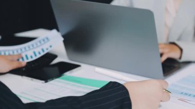 Ofiste dizüstü bilgisayarda çalışan iş kadını.