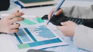 İş kadını, arka planda el ele kalem ve grafik, iş konsepti