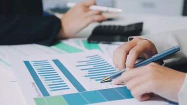 Ekonomik raporla çalışan iş ekibi