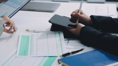 Ofis, iş ve finans sektöründe çalışan genç iş adamları