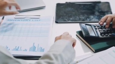 İş adamı hesap makinesindeki verileri analiz ediyor