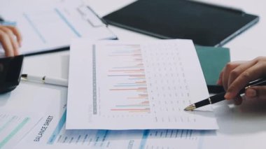İş ekibi mali rapor üzerinde çalışıyor.