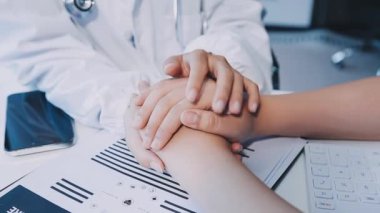 Doktorun hastayı tutmasına ve yardım etmesine yakın durun..