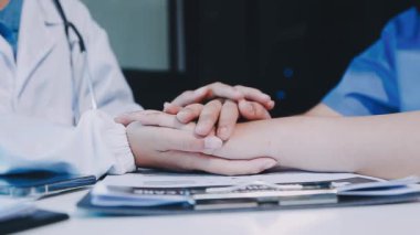 Beyaz eldivenli kadın doktor.