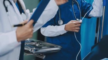 Hastanedeki doktor ekibi. Bir sağlık kliniğindeki ameliyathanede birlikte çalışan doktorlar..